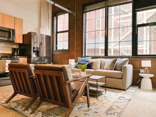 Cozy Downtown Loft - main image