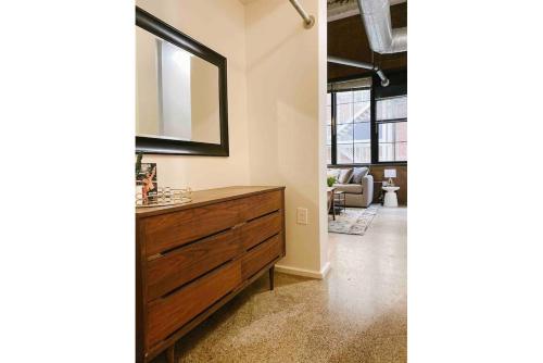 Cozy Downtown Loft - image 2