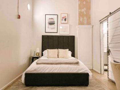 Cozy Downtown Loft - image 4