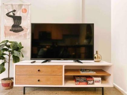 Cozy Downtown Loft - image 5