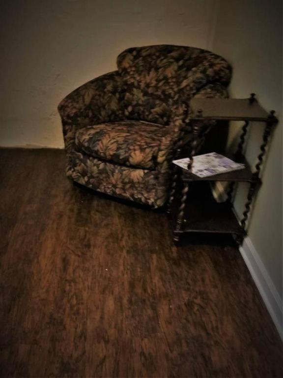 Cheap East Knoxville Basement Studio - main image