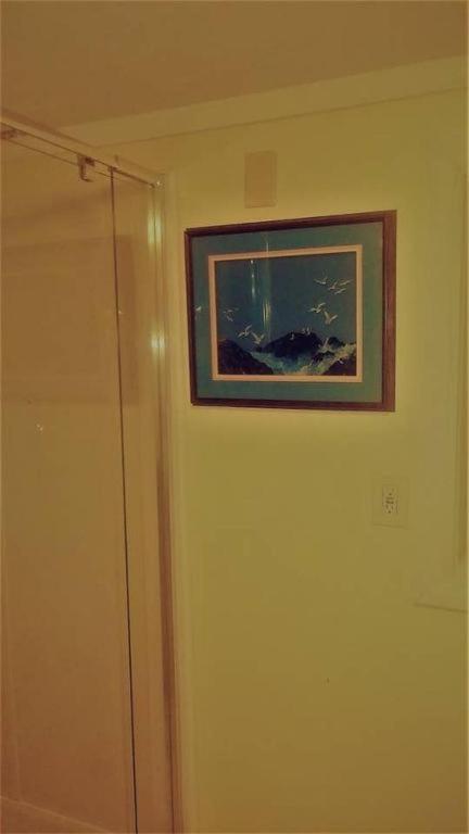 Cheap East Knoxville Basement Studio - image 7