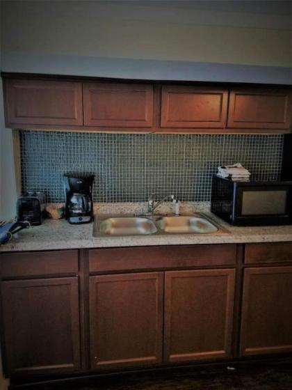 Cheap East Knoxville Basement Studio - image 9