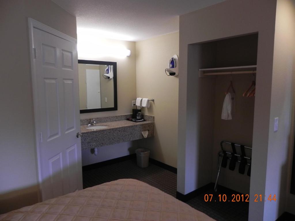 Relax Inn and Suites Kuttawa - image 3