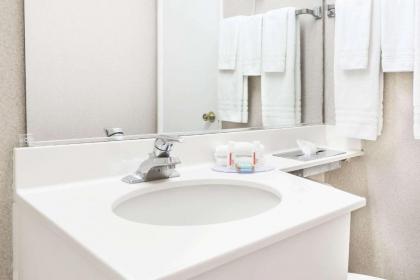 Travelodge by Wyndham La Grande - image 11