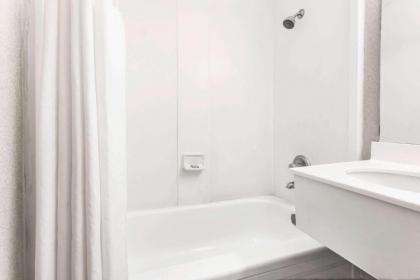 Travelodge by Wyndham La Grande - image 2