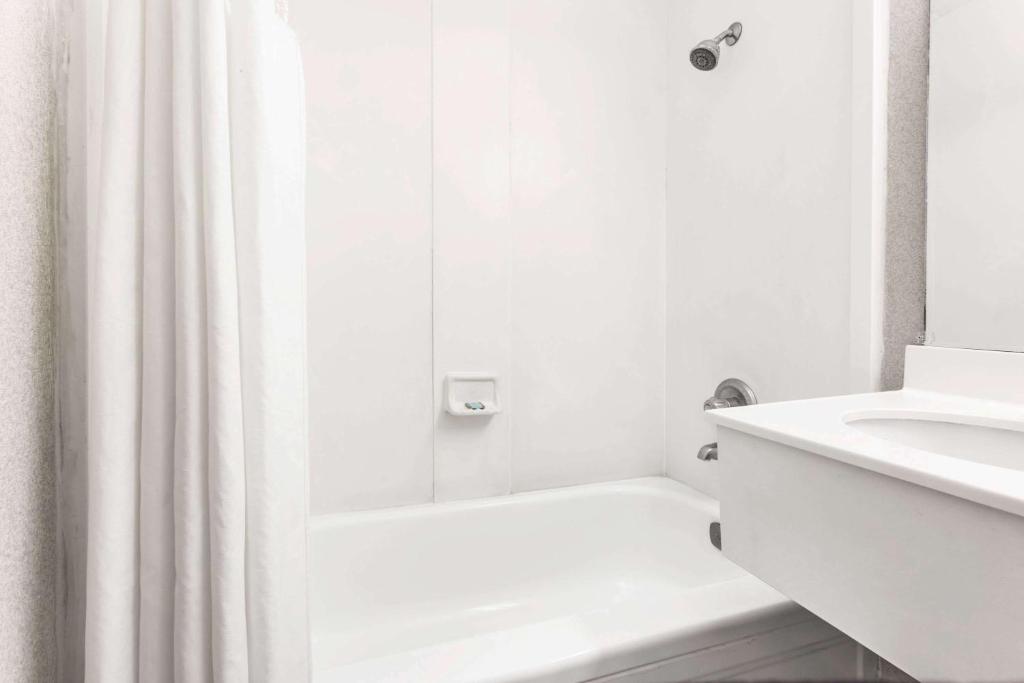 Travelodge by Wyndham La Grande - image 2
