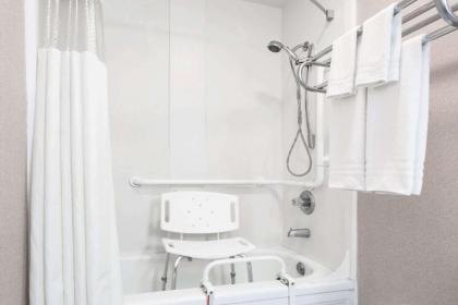 Travelodge by Wyndham La Grande - image 4