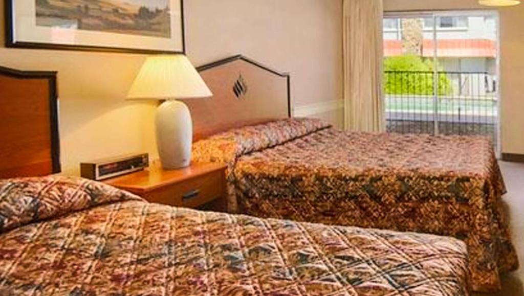 The La Grande Inn - image 3