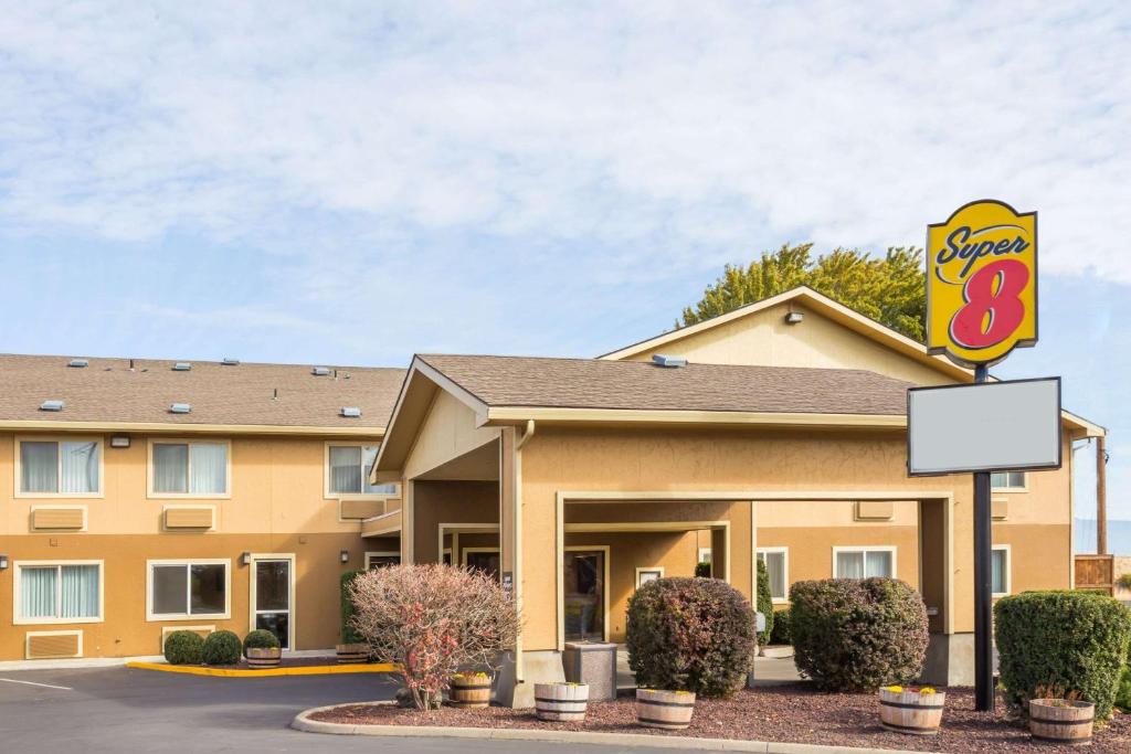 Super 8 by Wyndham LaGrande - main image