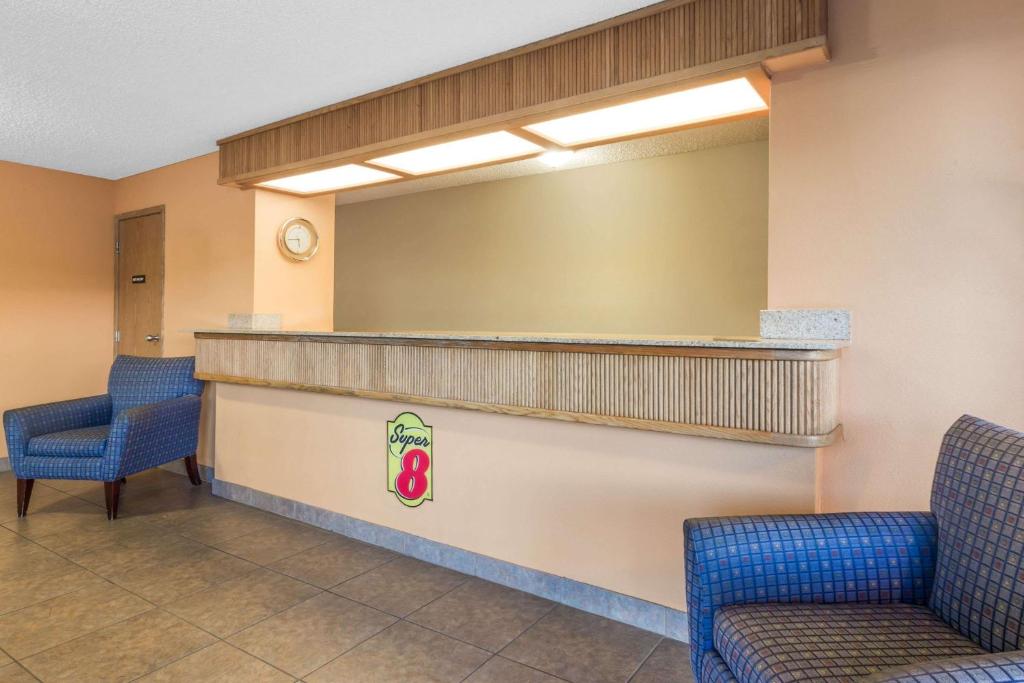 Super 8 by Wyndham LaGrande - image 2