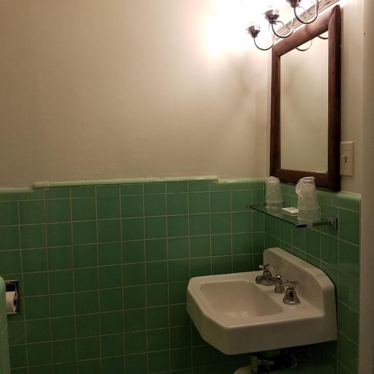Greenwell Motel - image 7