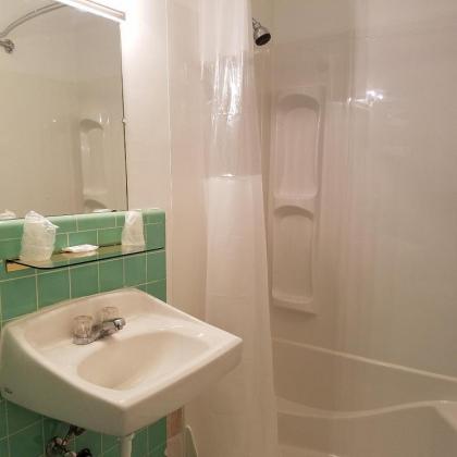 Greenwell Motel - image 9