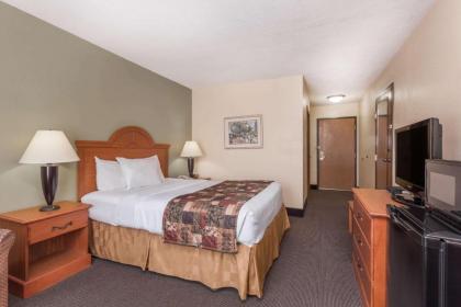 Baymont by Wyndham LaGrange - image 11