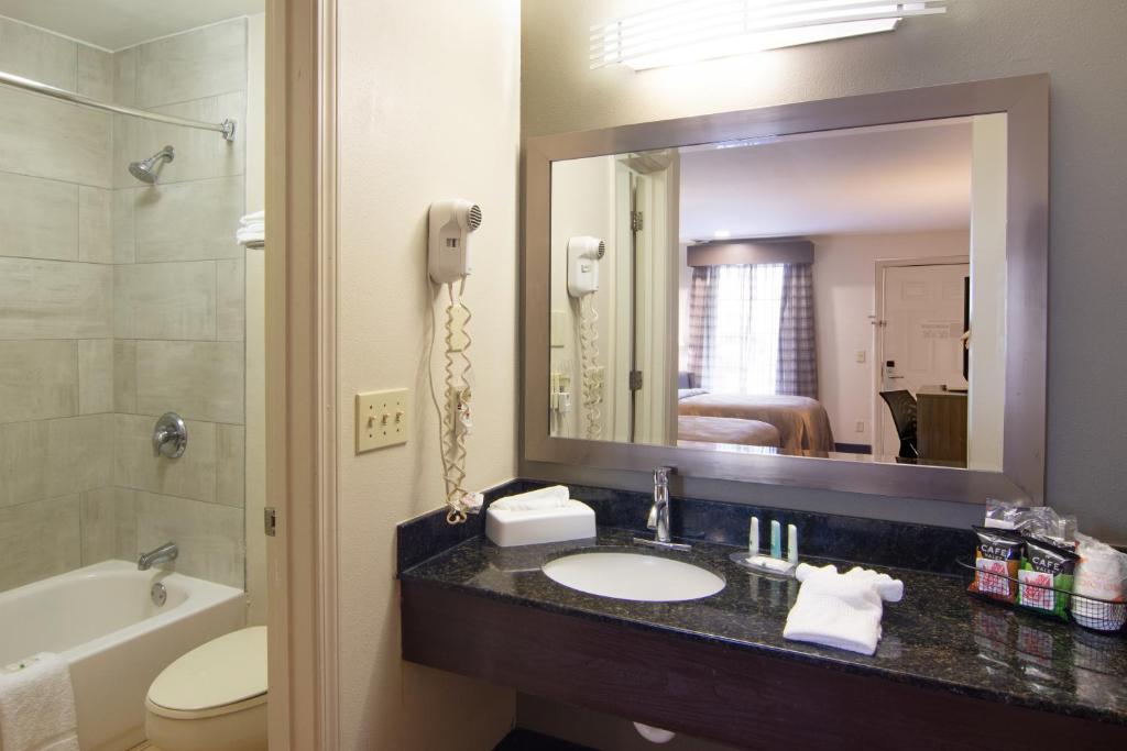 Quality Inn Lagrange - image 7