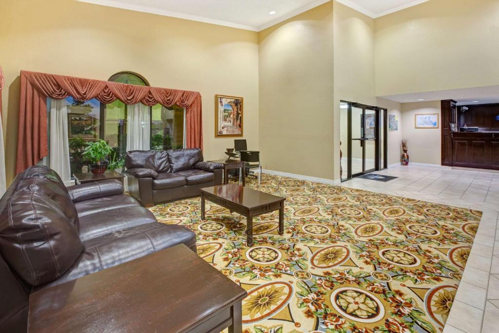 Americas Best Value Inn & Suites La Porte/Houston - image 2