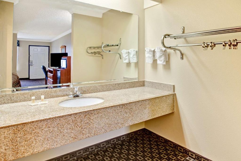 Americas Best Value Inn & Suites La Porte/Houston - image 7