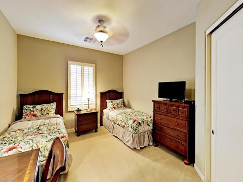 Gated Legacy Villa Condo Condo - image 2