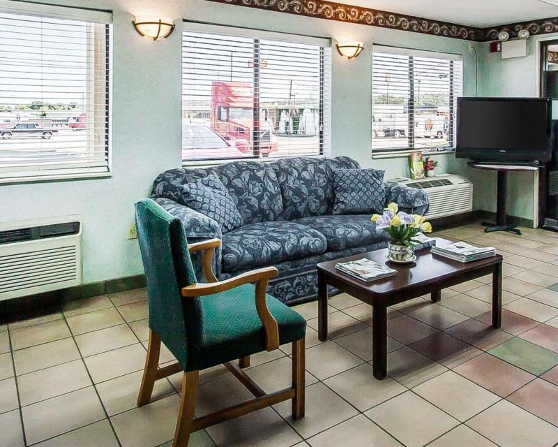 Econo Lodge Inn & Suites Southeast - image 4