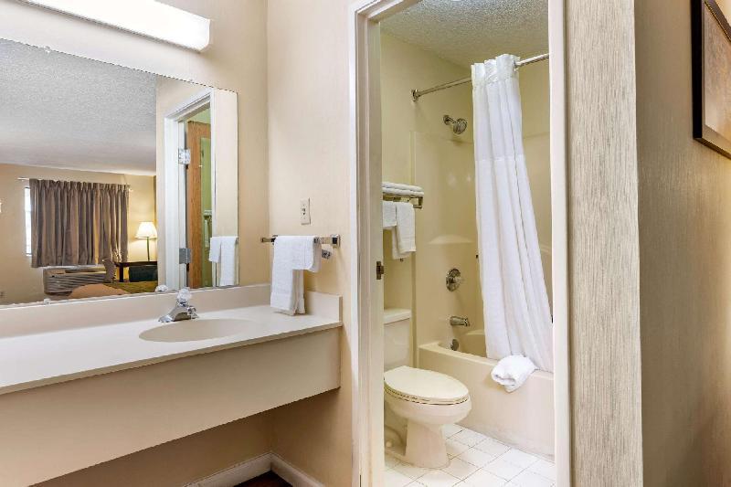 Econo Lodge Inn & Suites Southeast - image 5