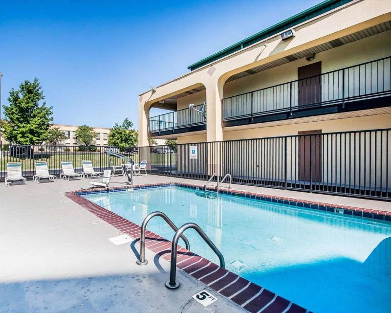 Econo Lodge Inn & Suites Southeast - image 6