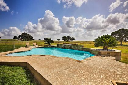 Upscale La Vernia House 30 mi to San Antonio Texas