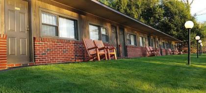 Birch Knoll Motel - image 10