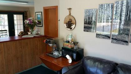 Birch Knoll Motel - image 12