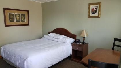 Birch Knoll Motel - image 15