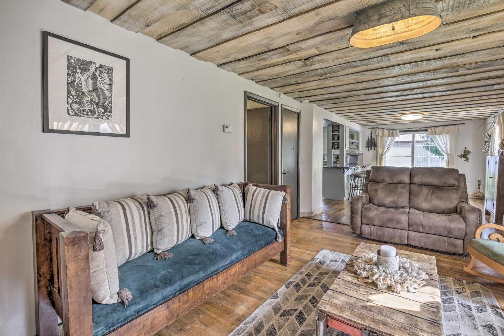 Eclectic Ladysmith Hideaway Hike and Hunt! - image 4