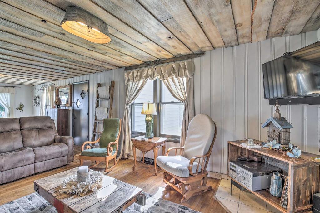 Eclectic Ladysmith Hideaway Hike and Hunt! - image 6
