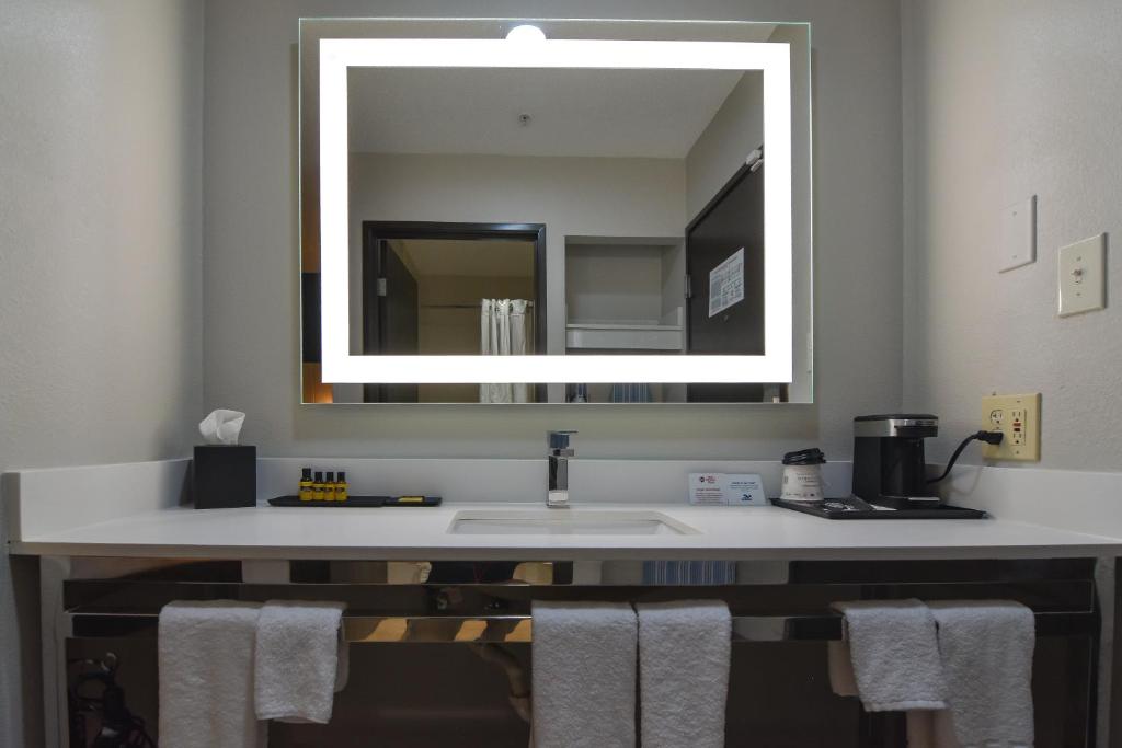 Best Western Plus Lafayette Hotel University Area - image 4
