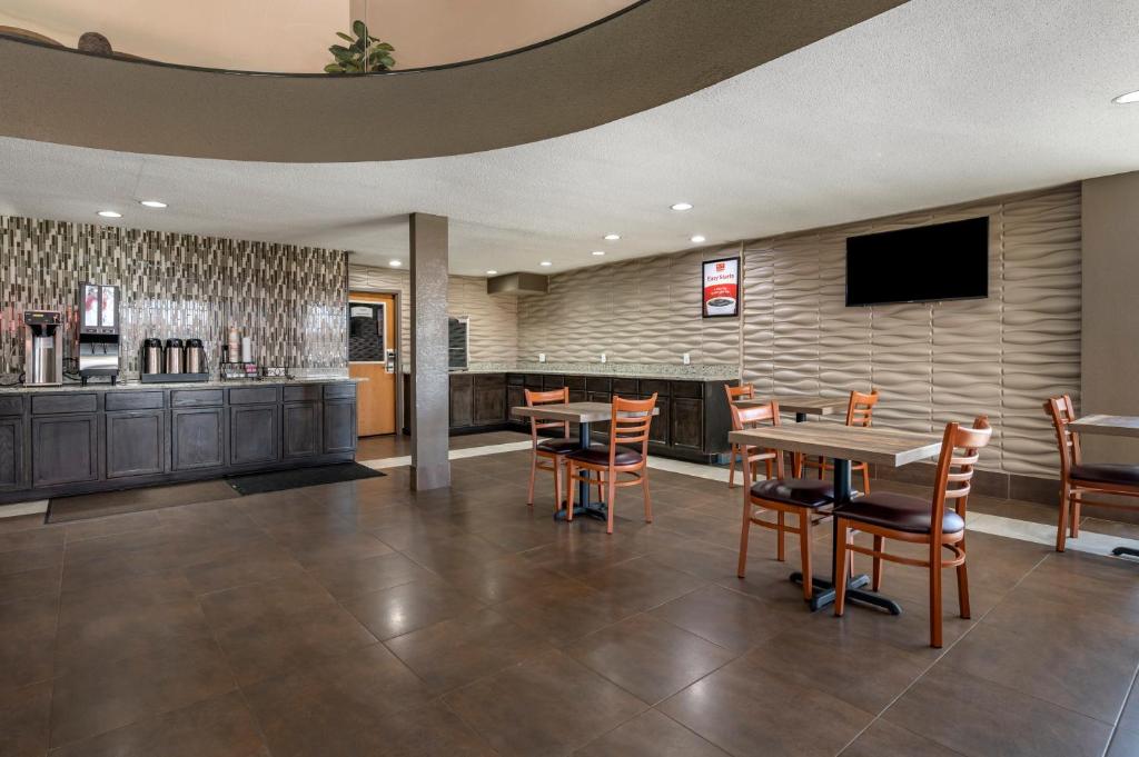 Suburban Extended Stay Hotel - image 3