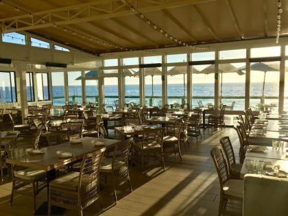 Pacific Edge Oceanfront Hotel - image 10