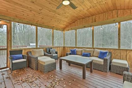 Pocono Mountain Retreat with Deck and Pool Access! - image 1