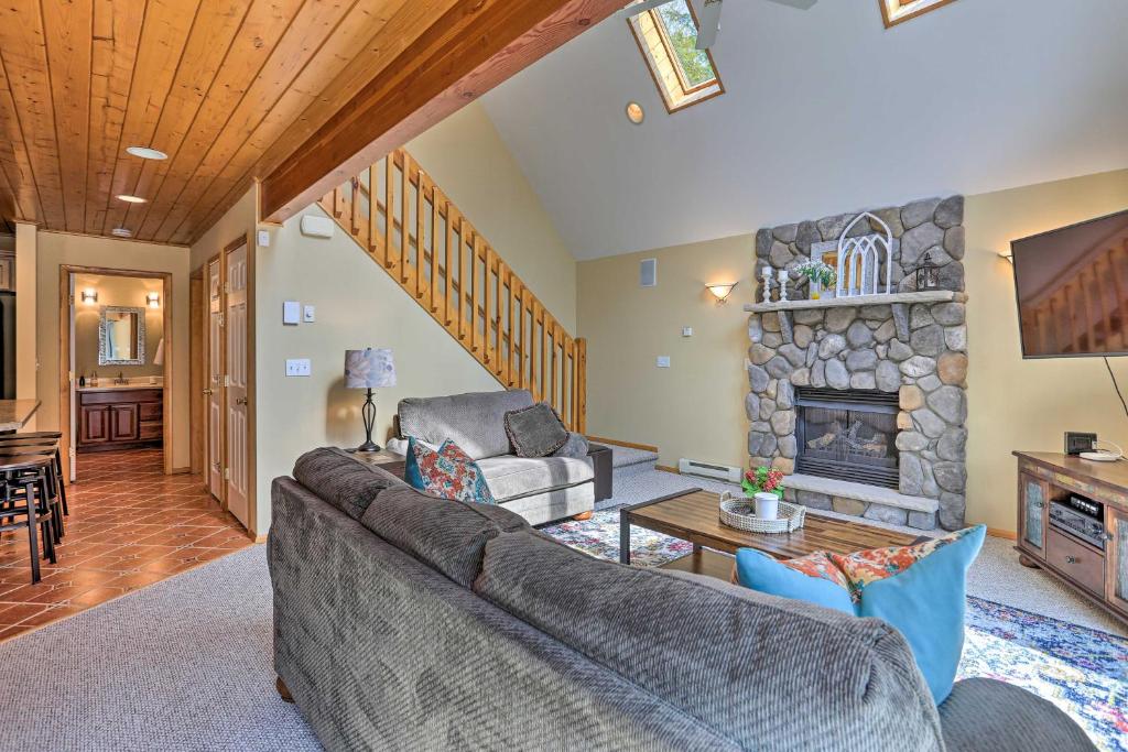 Peaceful Poconos Cabin with Lake Access and Views - image 4