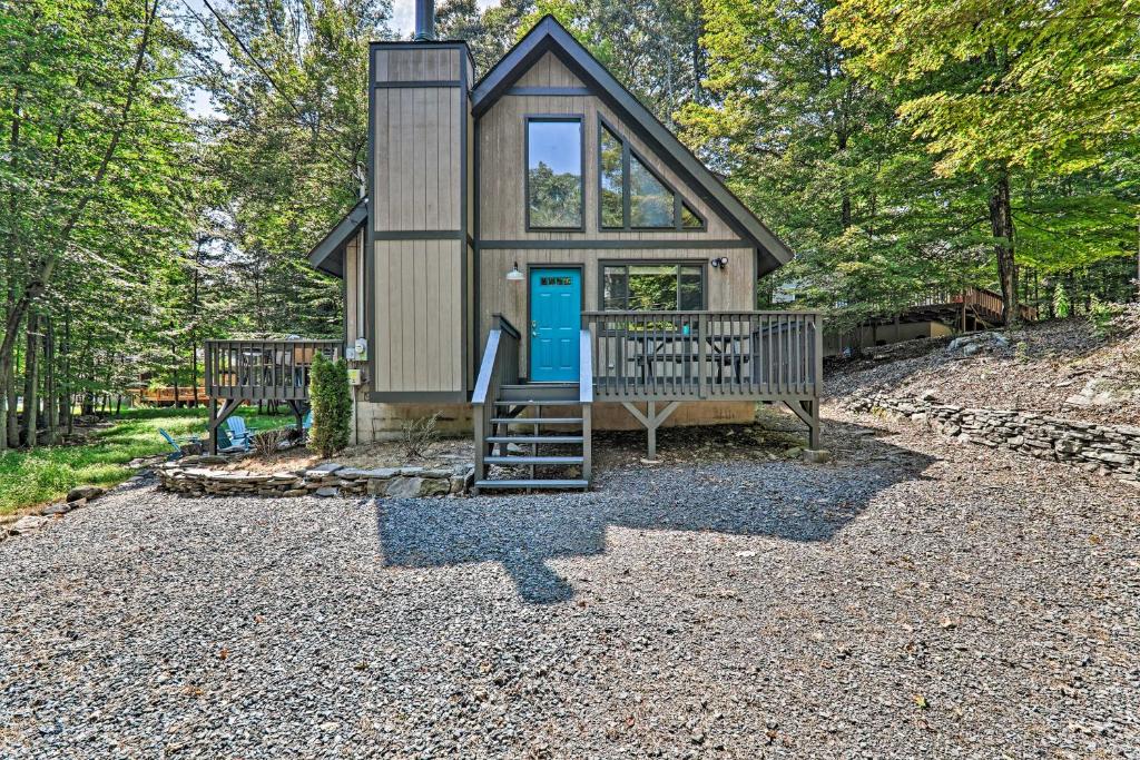 Chic Hideout Cabin with Deck Near Lake Ariel! - image 2