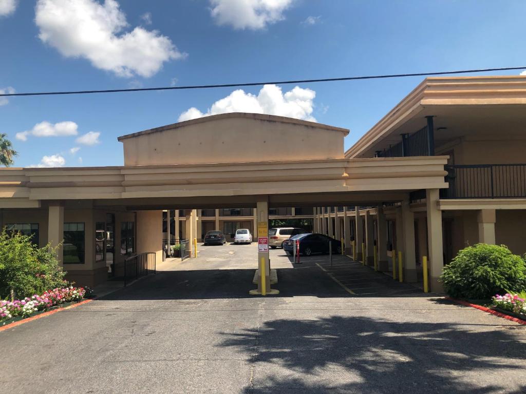 Days Inn by Wyndham Lake Charles - image 2