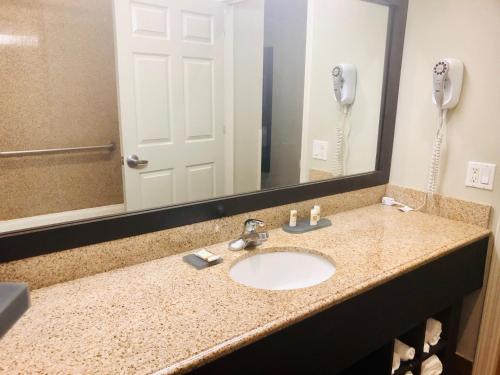 La Quinta by Wyndham Lake Charles Casino Area - image 3