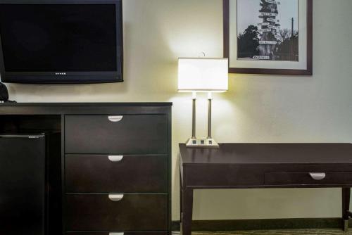 La Quinta by Wyndham Lake Charles Casino Area - image 5