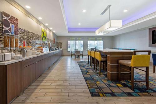 La Quinta by Wyndham Lake Charles Casino Area - image 7