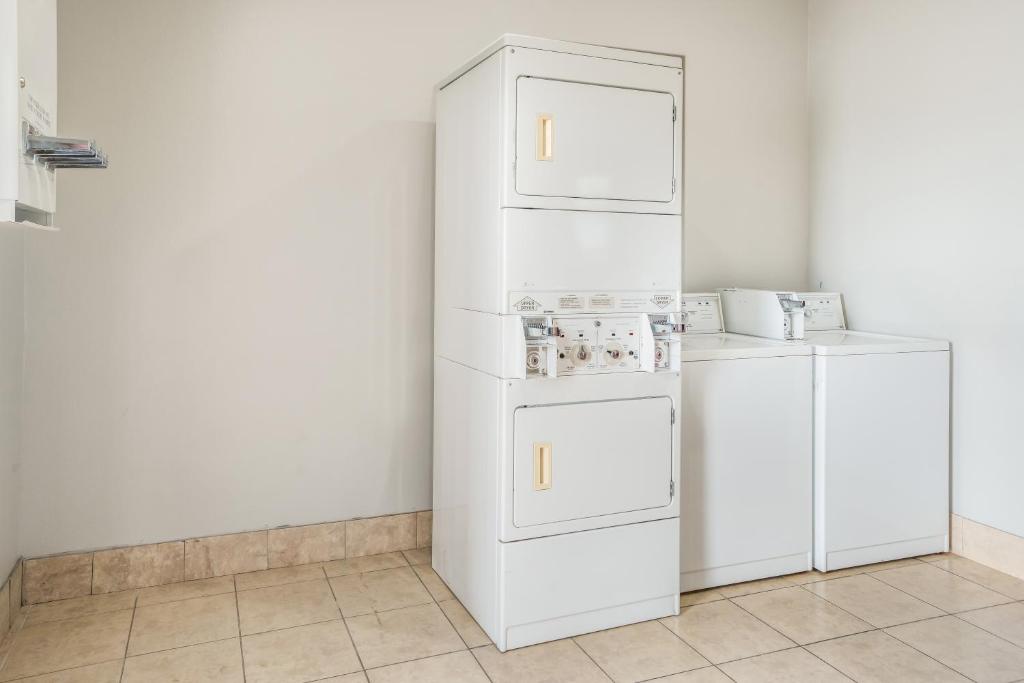 Red Roof Inn & Suites Lake Charles - image 4