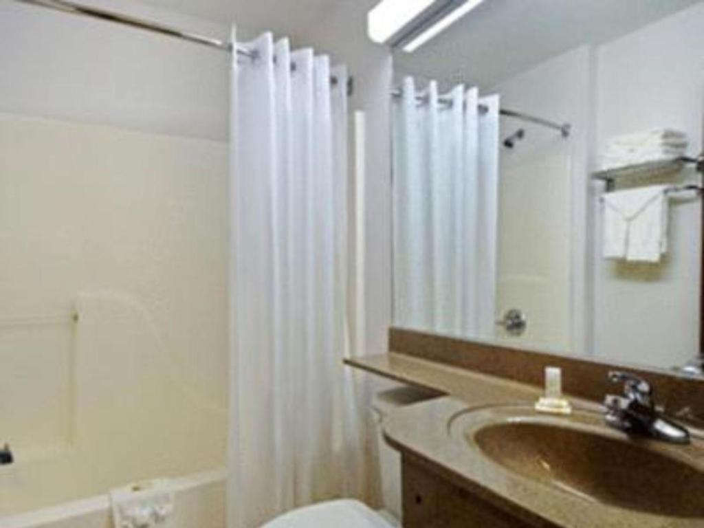 Americas Best Value Inn and Suites Lake Charles - image 7