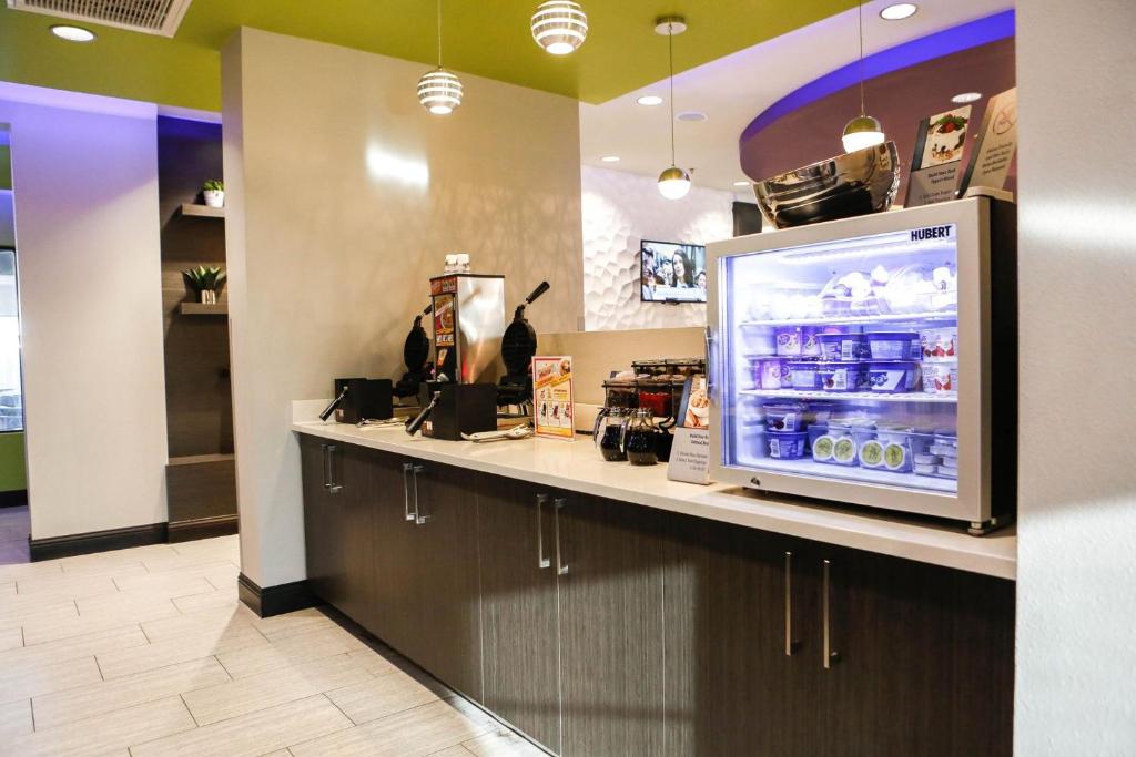 Best Western Plus Prien Lake Inn & Suites - image 3