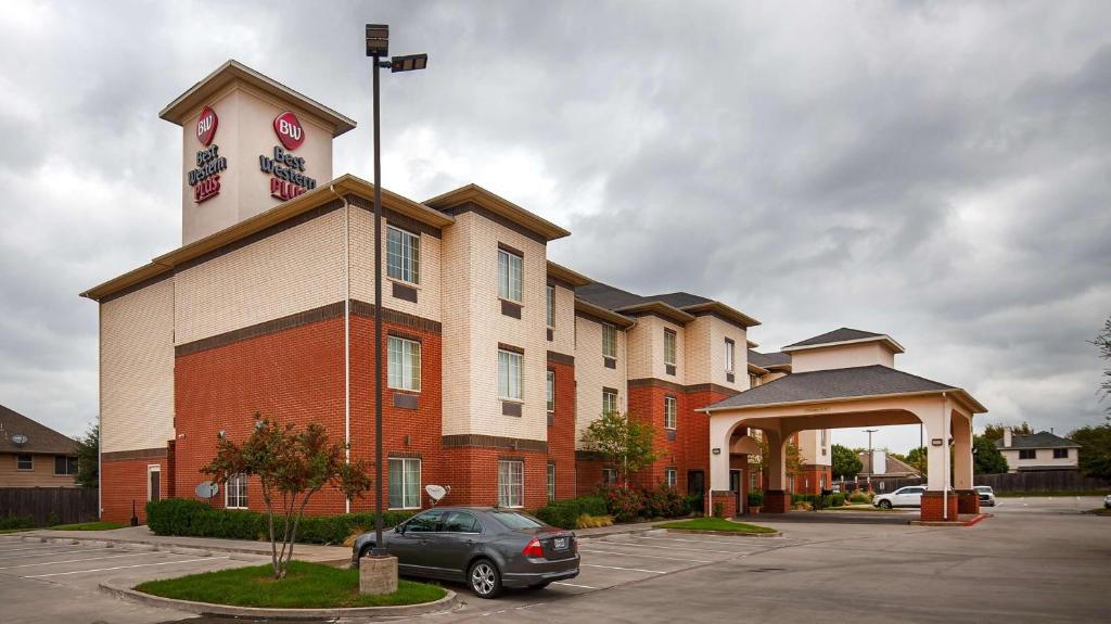 Best Western Plus Lake Dallas Inn & Suites - main image