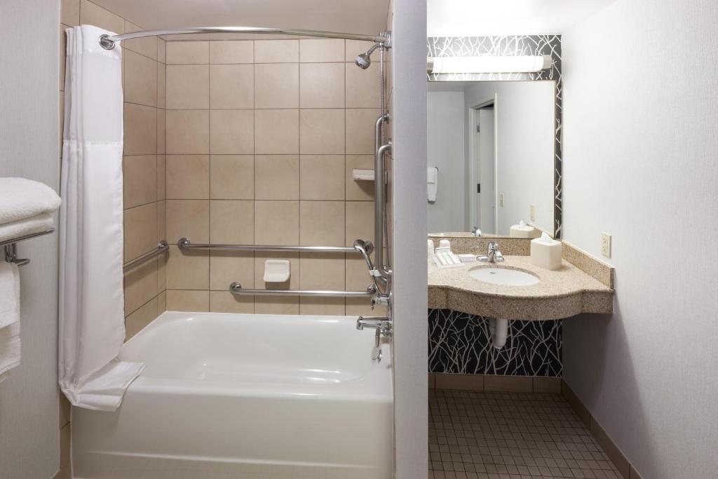 Hilton Garden Inn Lake Forest Mettawa - image 6