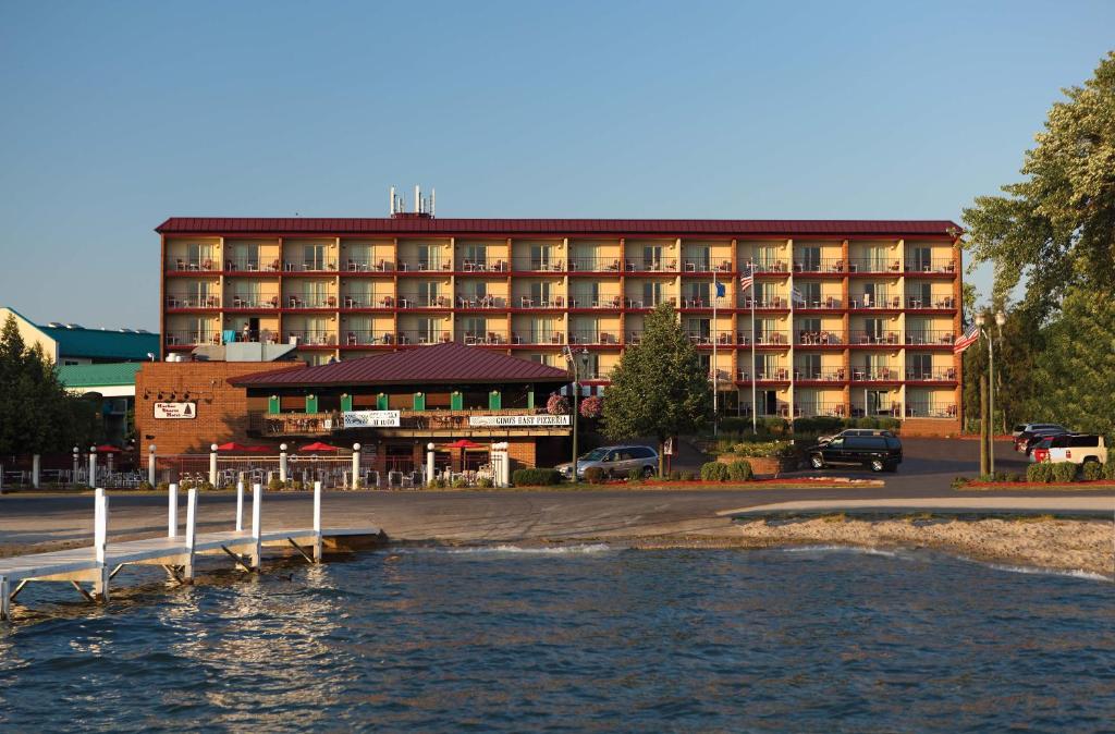 Harbor Shores on Lake Geneva - main image