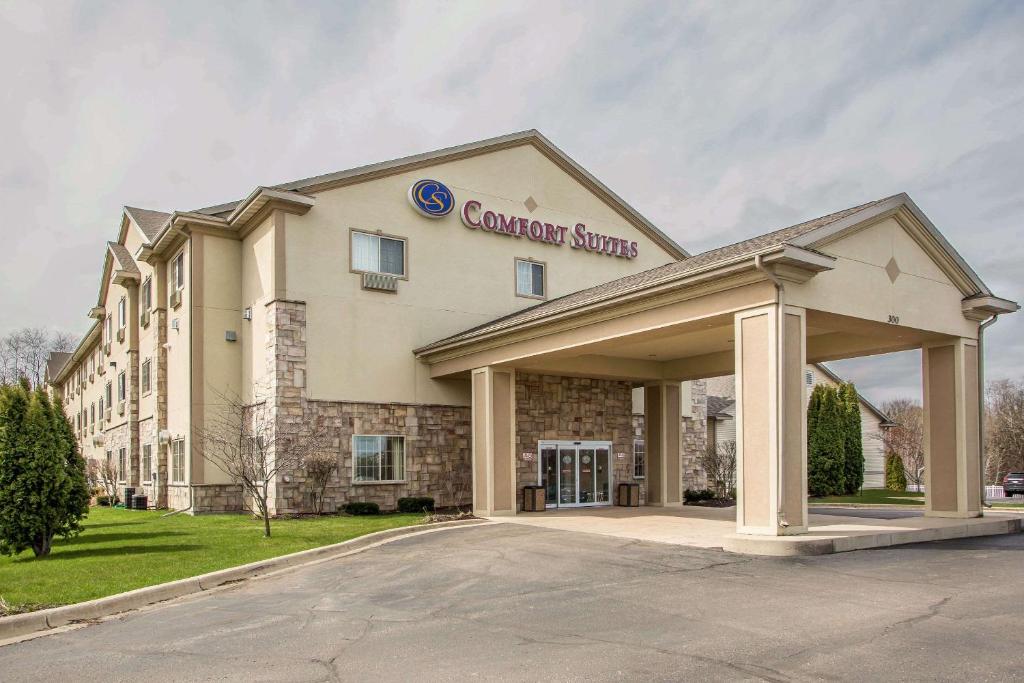 Comfort Suites Lake Geneva East - main image