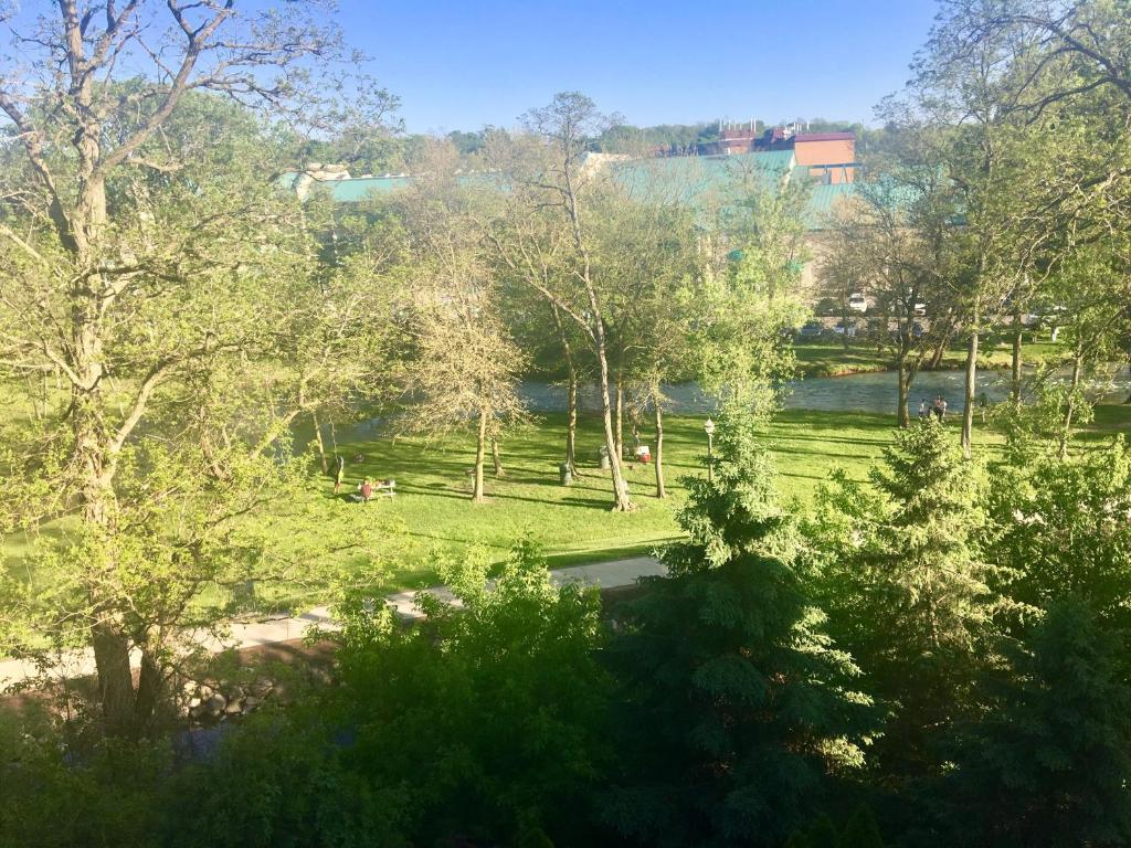 Mill Creek Hotel - image 2