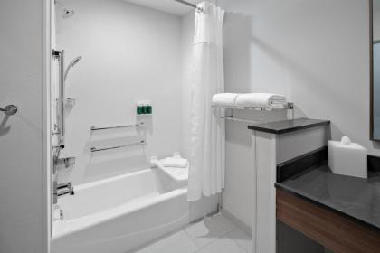 Fairfield Inn & Suites by Marriott Lake Geneva - image 3